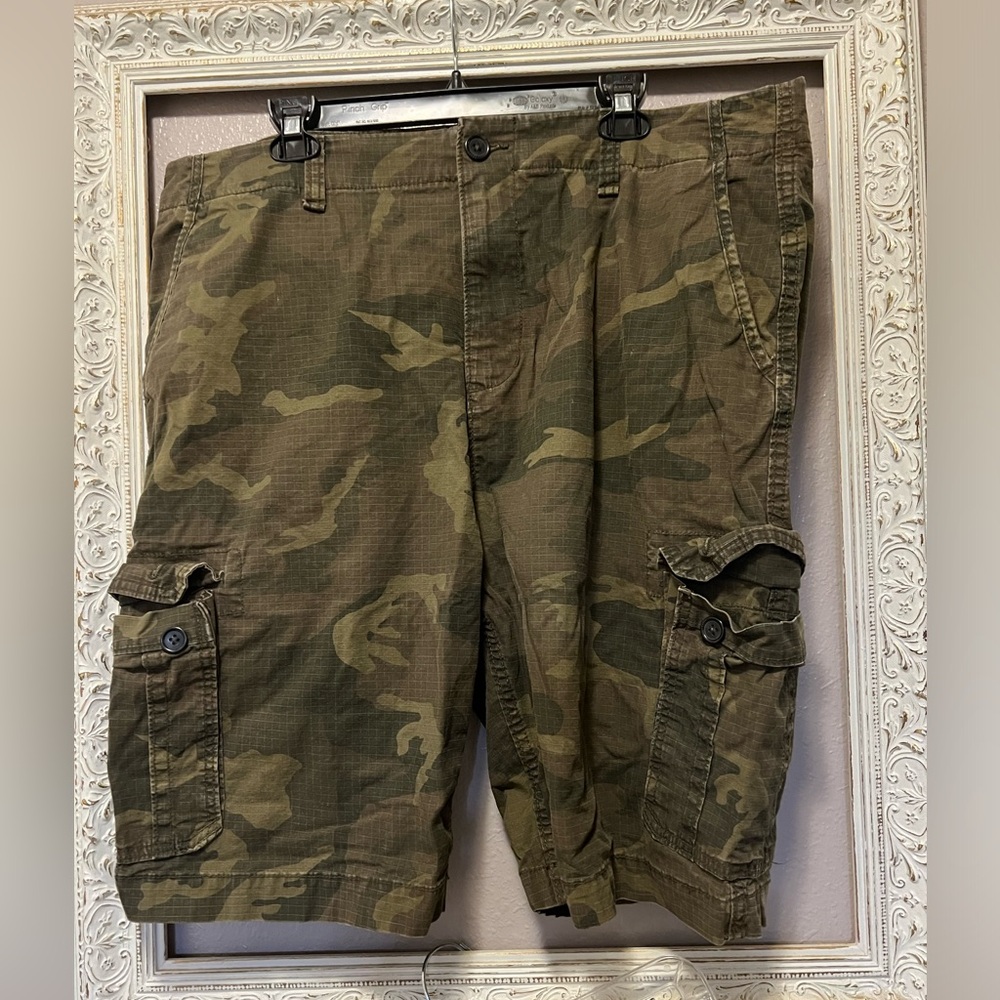 Old Navy Camo Built-In Flex Cargo Shorts - Size 40 Tall